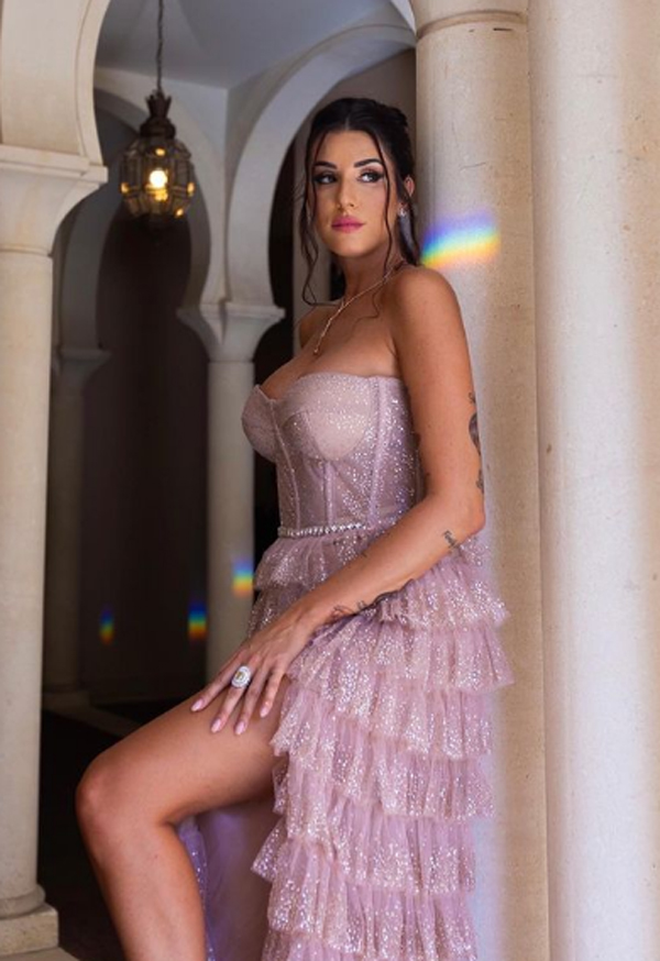 Valentina Vignali senza veli nella vasca: Kenya bollente. “Mia Dea”. Le foto