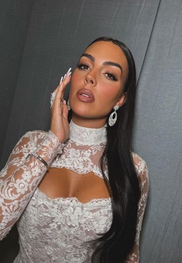 Georgina Rodriguez, lady Ronaldo con abito di cristalli, look.. Kardashian Georgina Rodriguez, lady Ronaldo con abito di cristalli, look.. Kardashian