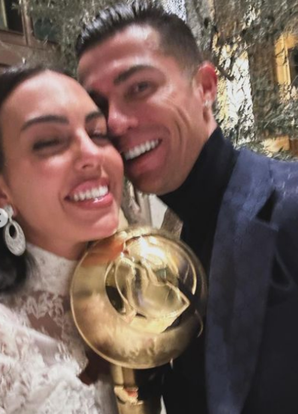 Georgina Rodriguez, lady Ronaldo con abito di cristalli, look.. Kardashian Georgina Rodriguez, lady Ronaldo con abito di cristalli, look.. Kardashian