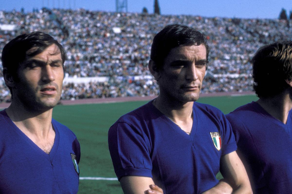 Gigi Riva: dal no alla Juve al Pallone d’Oro sfumato (vinto da Rivera). E quella notte drammatica col ‘Boia del Prater’… Gigi Riva: dal no alla Juve al Pallone d’Oro sfumato (vinto da Rivera). E quella notte drammatica col ‘Boia del Prater’…
