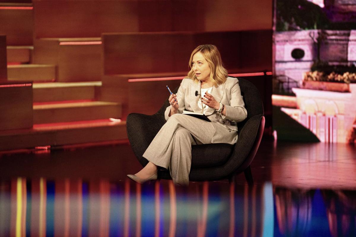 Scontro Meloni-Repubblica, Molinari: “Democrazia? Un test che non sa superare” Scontro Meloni-Repubblica, Molinari: “Democrazia? Un test che non sa superare”