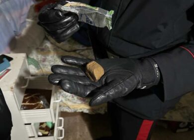 Milano: scappano con droga e si schiantano contro un palo, arrestati