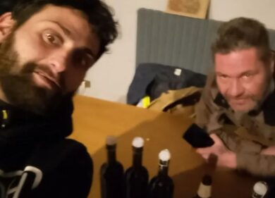 Uccide l’amico con una coltellata, un selfie prima del delitto