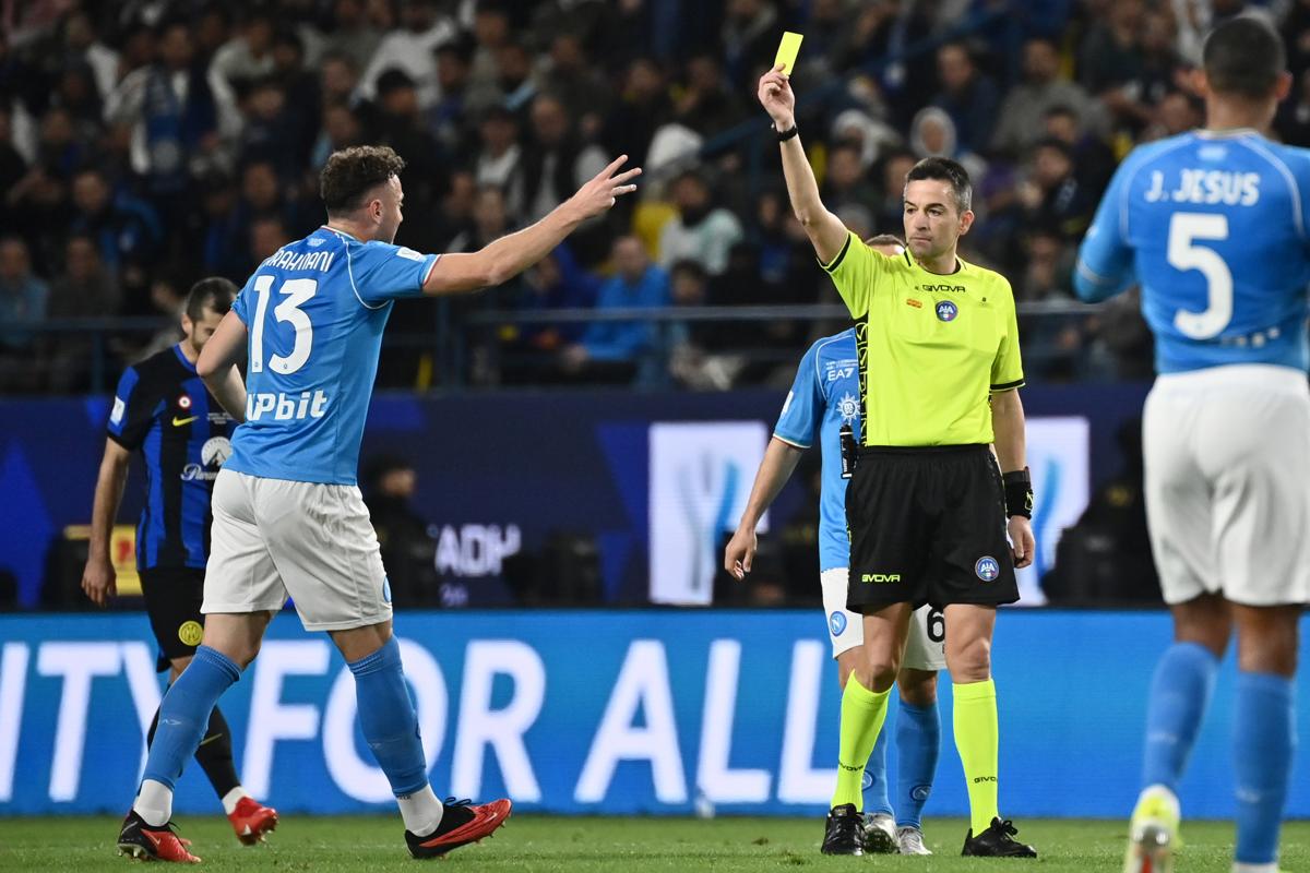 Galleria foto 'Napoli-Inter, disastro dell’arbitro Rapuano? “Voto 4”. Sentenza della moviola' - foto 1