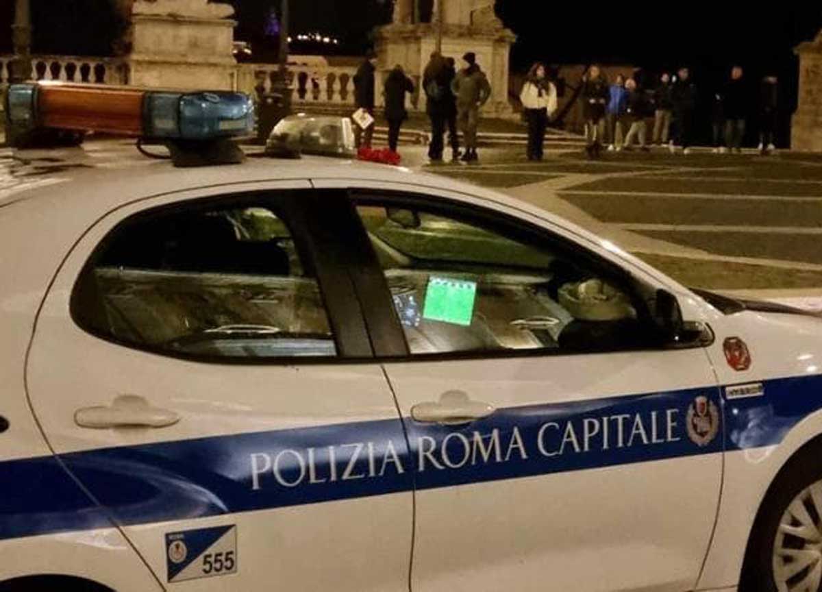 Vigili di guardia al Campidoglio guardano la partita della Roma: il caso