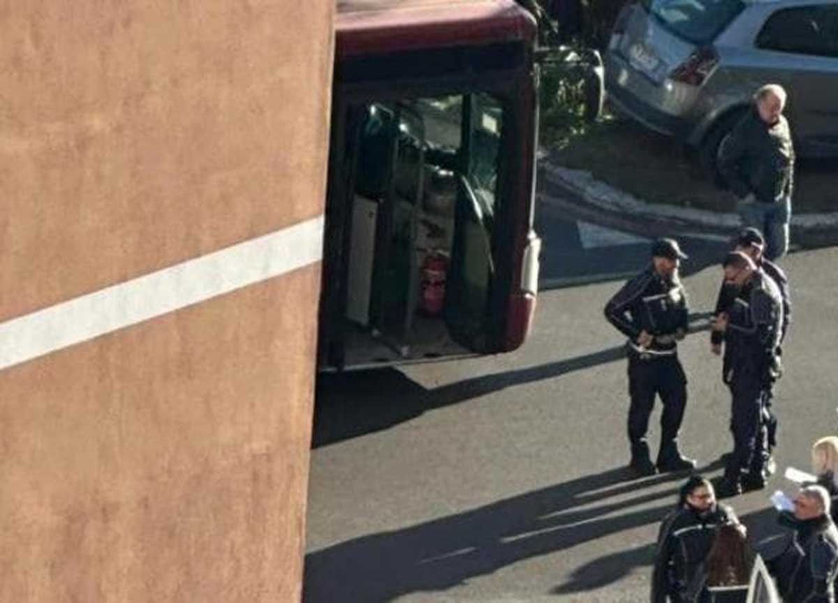 Autobus Atac investe pedone a Roma, il 54enne è grave: dramma a Portonaccio Autobus Atac investe pedone a Roma, il 54enne è grave: dramma a Portonaccio