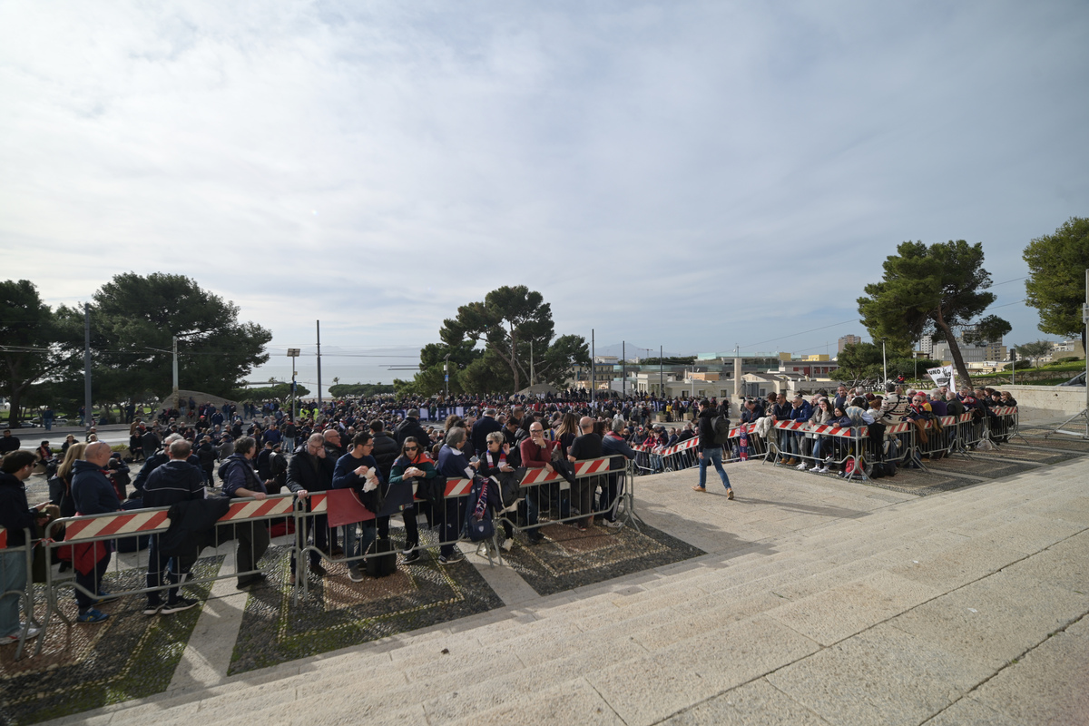 Gigi Riva, funerali a Cagliari. L’ultimo saluto dell’Italia a Rombo di tuono Gigi Riva, funerali a Cagliari. L’ultimo saluto dell’Italia a Rombo di tuono