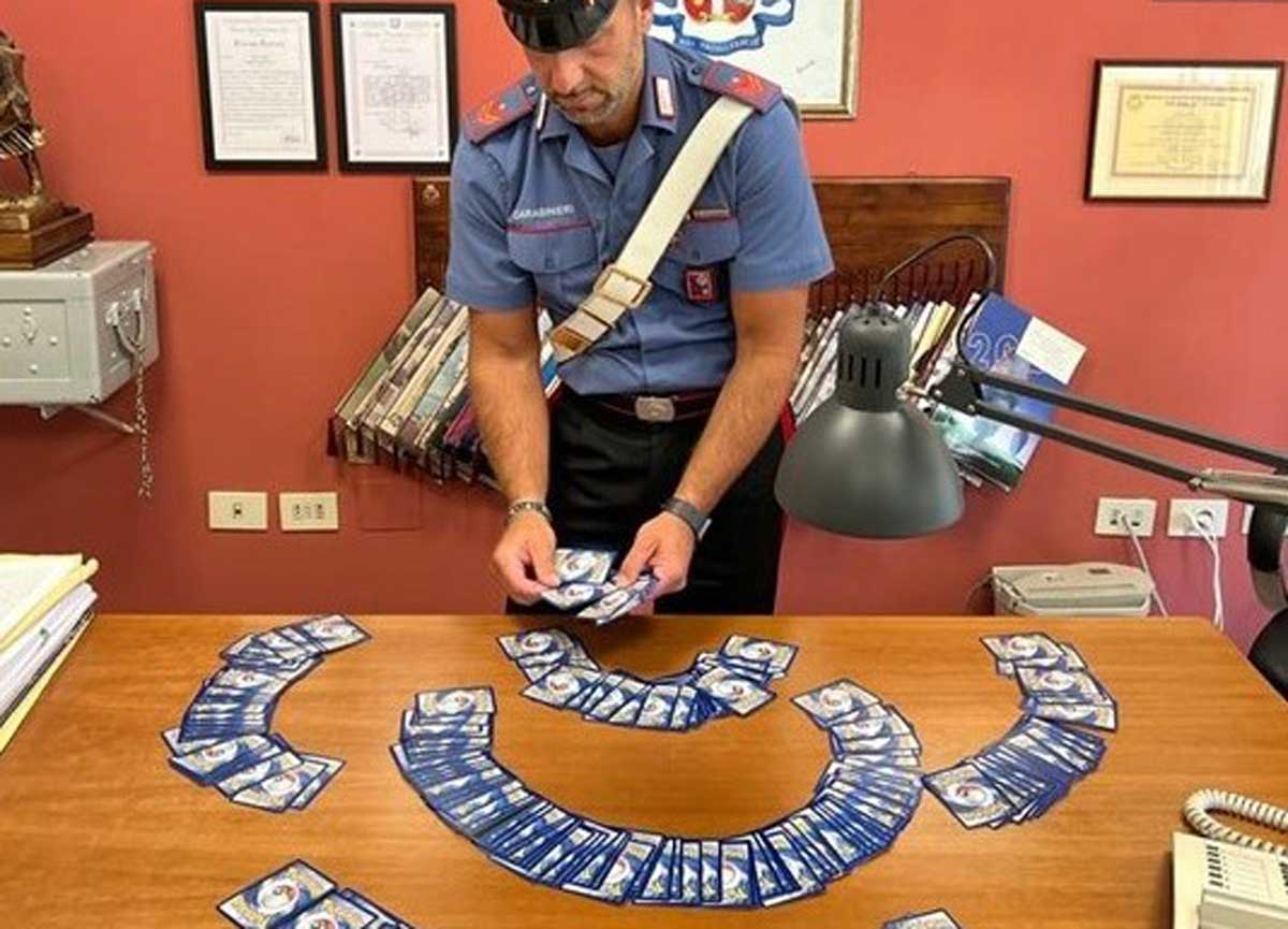 Ruba carte Pokèmon in un negozio per 800 euro, poi si pente e confessa Ruba carte Pokèmon in un negozio per 800 euro, poi si pente e confessa