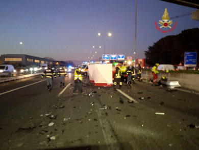 Maxi incidente sulla Valassina, traffico in tilt verso Milano: 3 feriti