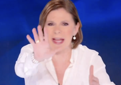 Sallusti a Berlinguer: “Sei anticomunista?”. Bianchina perde la calma, rissa su Rete4. VIDEO