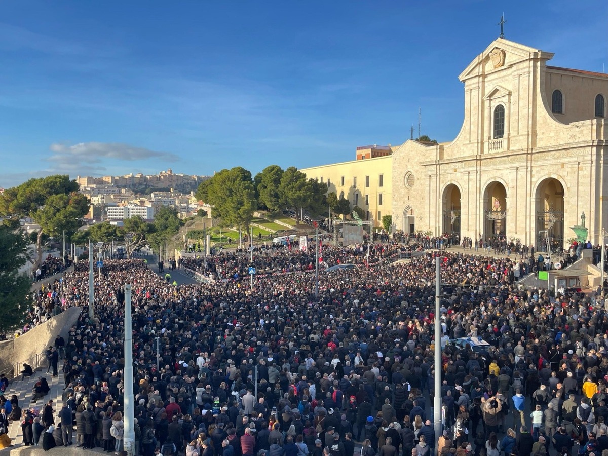Gigi Riva, funerali a Cagliari. L’ultimo saluto dell’Italia a Rombo di tuono Gigi Riva, funerali a Cagliari. L’ultimo saluto dell’Italia a Rombo di tuono