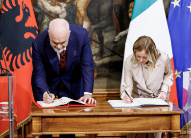 Italia-Albania, negata ai migranti ogni garanzia. La Camera approva l’accordo