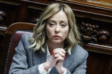 Guerra tra Meloni e Repubblica, la velina nera. Schlein: “Campagna d’Ungheria”