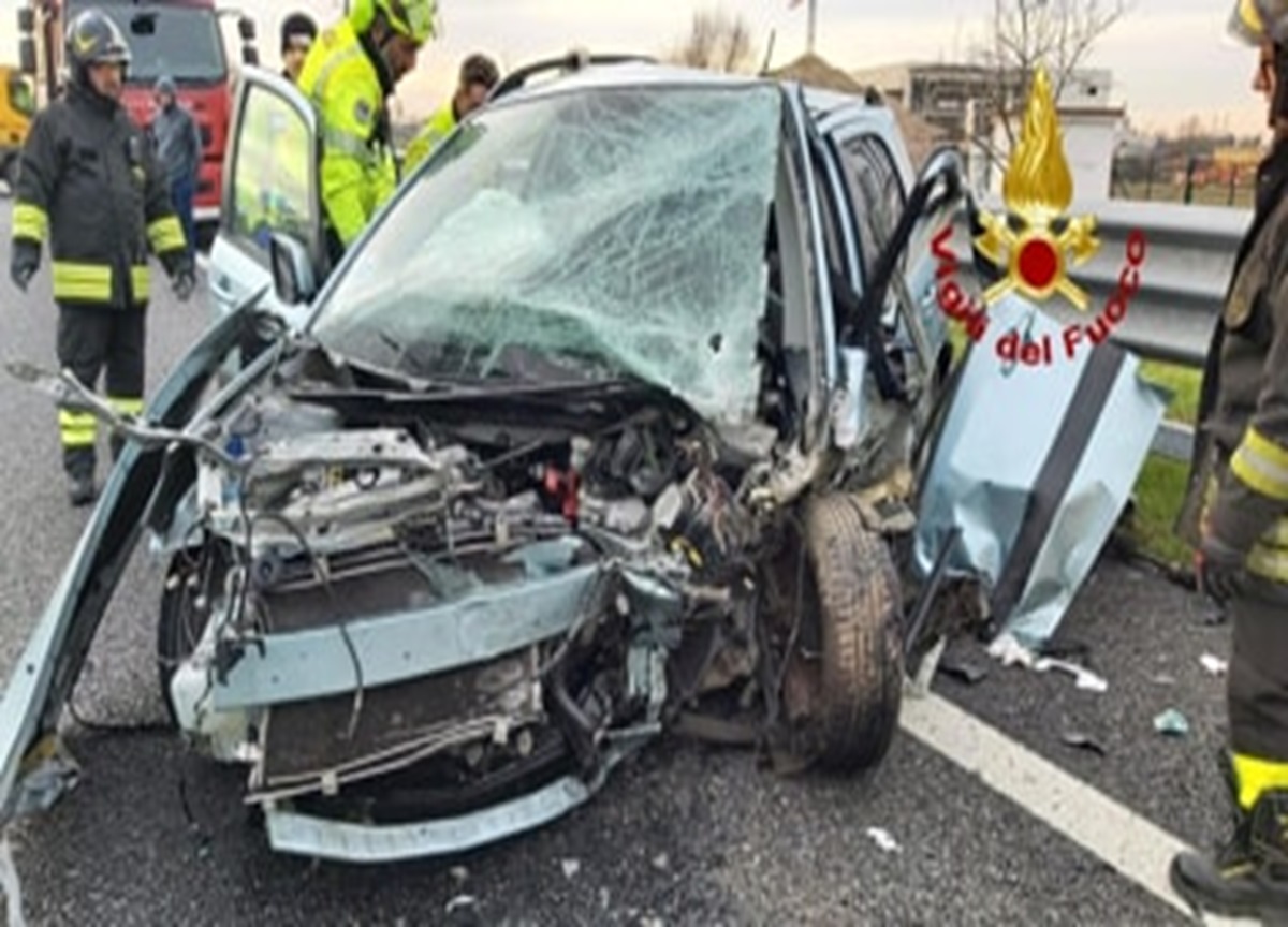 Incidente pauroso al Prenestino: auto si ribalta, 2 morti e 3 feriti gravi