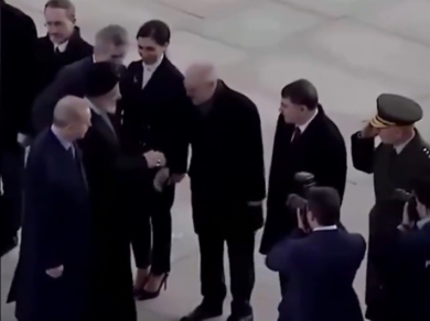 Raisi saluta i diplomatici turchi ma evita di stringere la mano a una donna