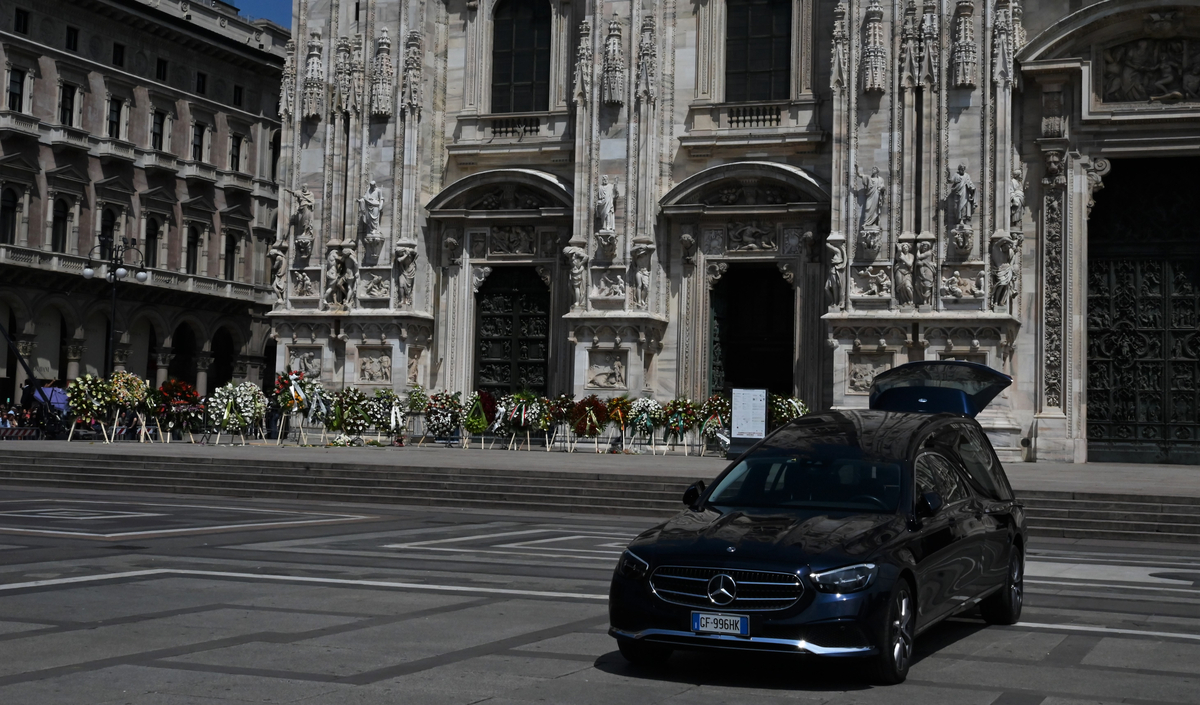 Berlusconi, 30 anni fa scendeva in campo. Una fortuna o una iattura? VOTA Berlusconi, 30 anni fa scendeva in campo. Una fortuna o una iattura? VOTA