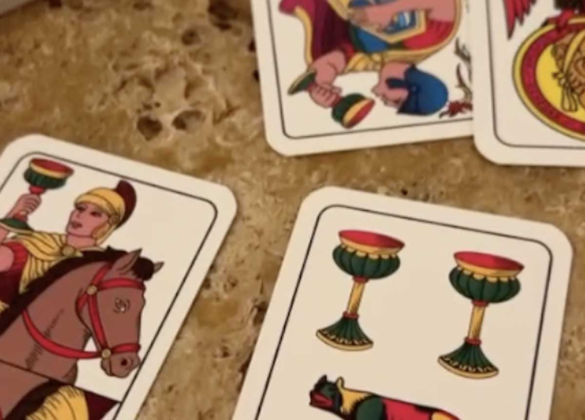 Roma, il Comune fa scopa, primiera e settebello con le carte Roma per anziani