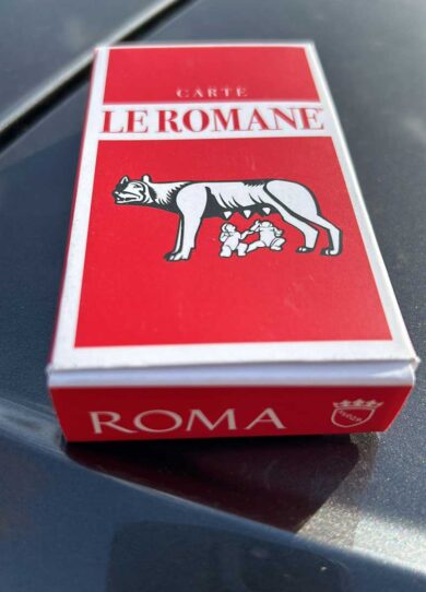 Roma, il Comune fa scopa, primiera e settebello con le carte Roma per anziani