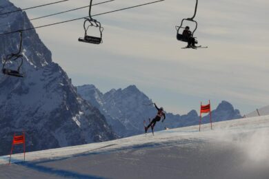 Mikaela Shiffrin, spaventosa caduta in discesa a Cortina. Poi Goggia terza
