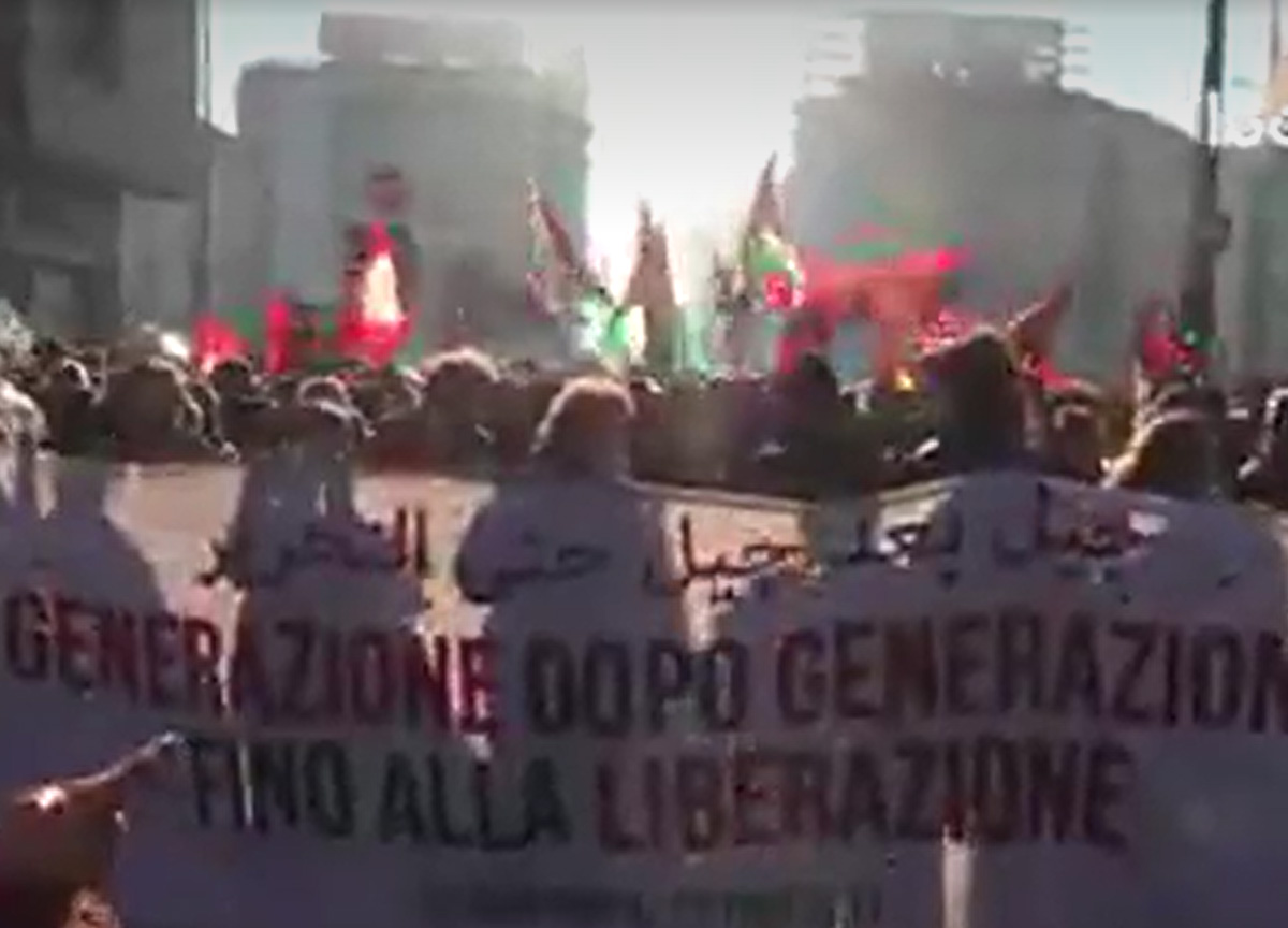 Manifestanti pro Palestina in piazza, a Milano corteo bloccato dalla Polizia Manifestanti pro Palestina in piazza, a Milano corteo bloccato dalla Polizia