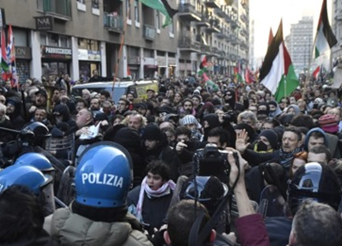 Manifestanti pro Palestina in piazza, a Milano corteo bloccato dalla Polizia Manifestanti pro Palestina in piazza, a Milano corteo bloccato dalla Polizia