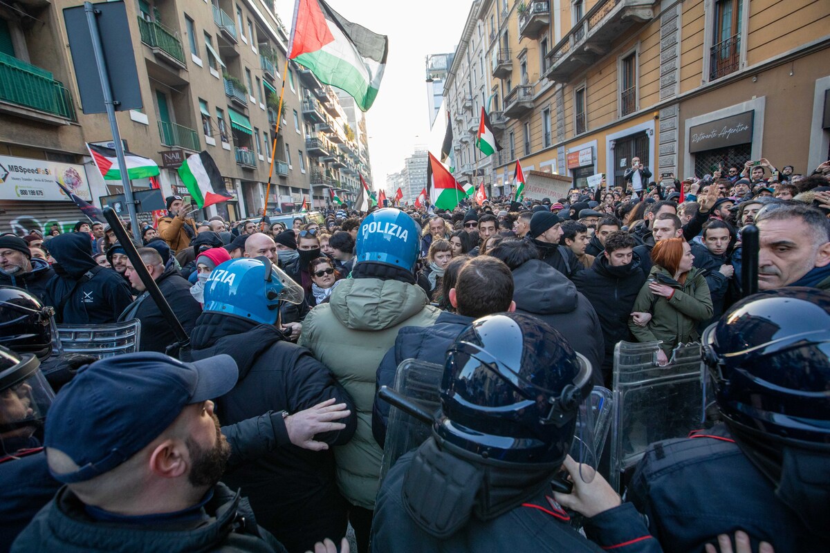 Manifestanti pro Palestina in piazza, a Milano corteo bloccato dalla Polizia Manifestanti pro Palestina in piazza, a Milano corteo bloccato dalla Polizia