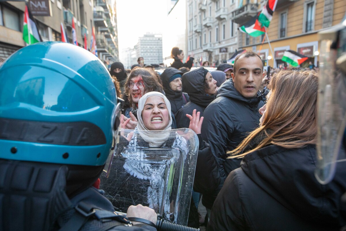 Manifestanti pro Palestina in piazza, a Milano corteo bloccato dalla Polizia Manifestanti pro Palestina in piazza, a Milano corteo bloccato dalla Polizia