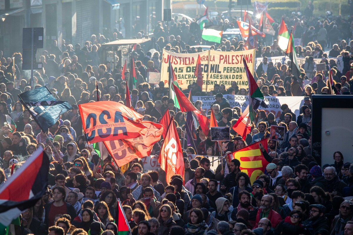 Manifestanti pro Palestina in piazza, a Milano corteo bloccato dalla Polizia