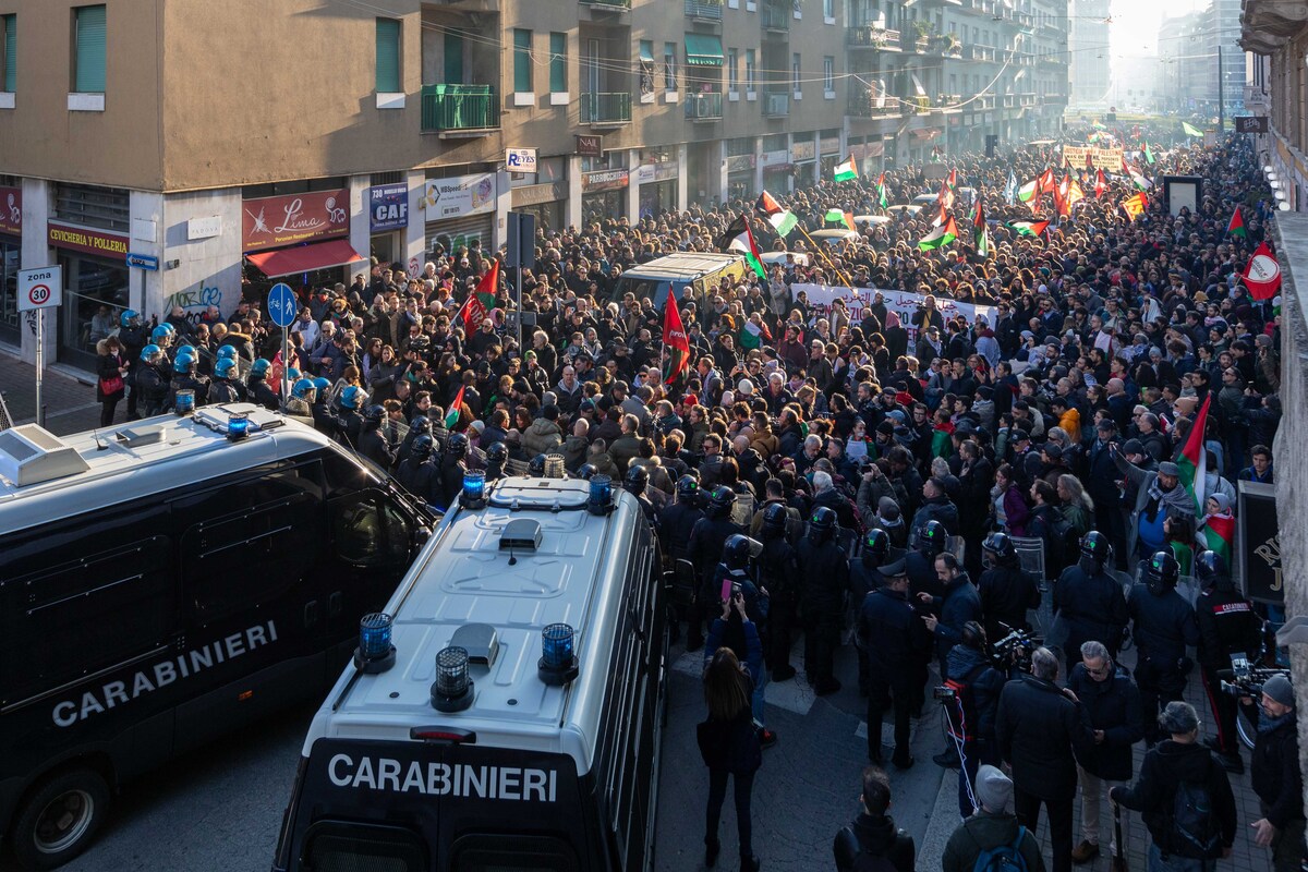 Manifestanti pro Palestina in piazza, a Milano corteo bloccato dalla Polizia Manifestanti pro Palestina in piazza, a Milano corteo bloccato dalla Polizia