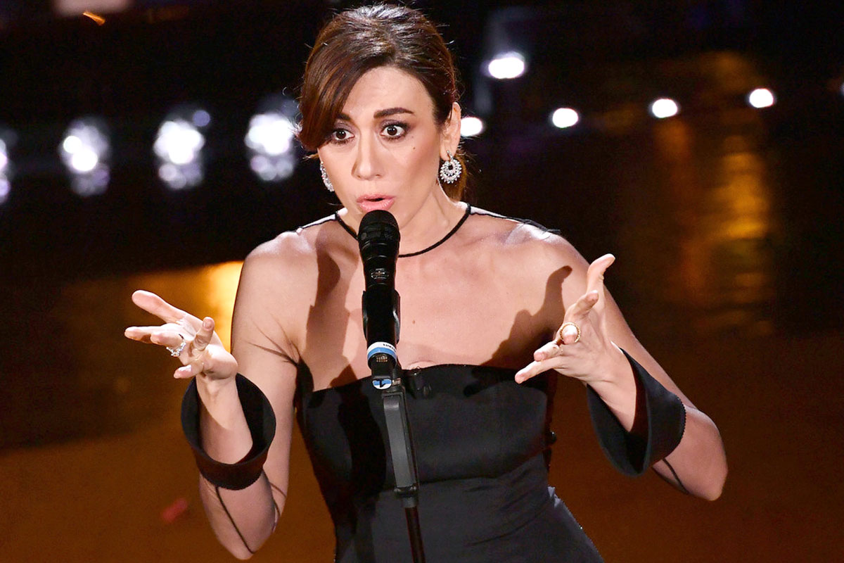 Affari in rete/ Virginia Raffaele litiga con le sue maschere: il monologo Affari in rete/ Virginia Raffaele litiga con le sue maschere: il monologo