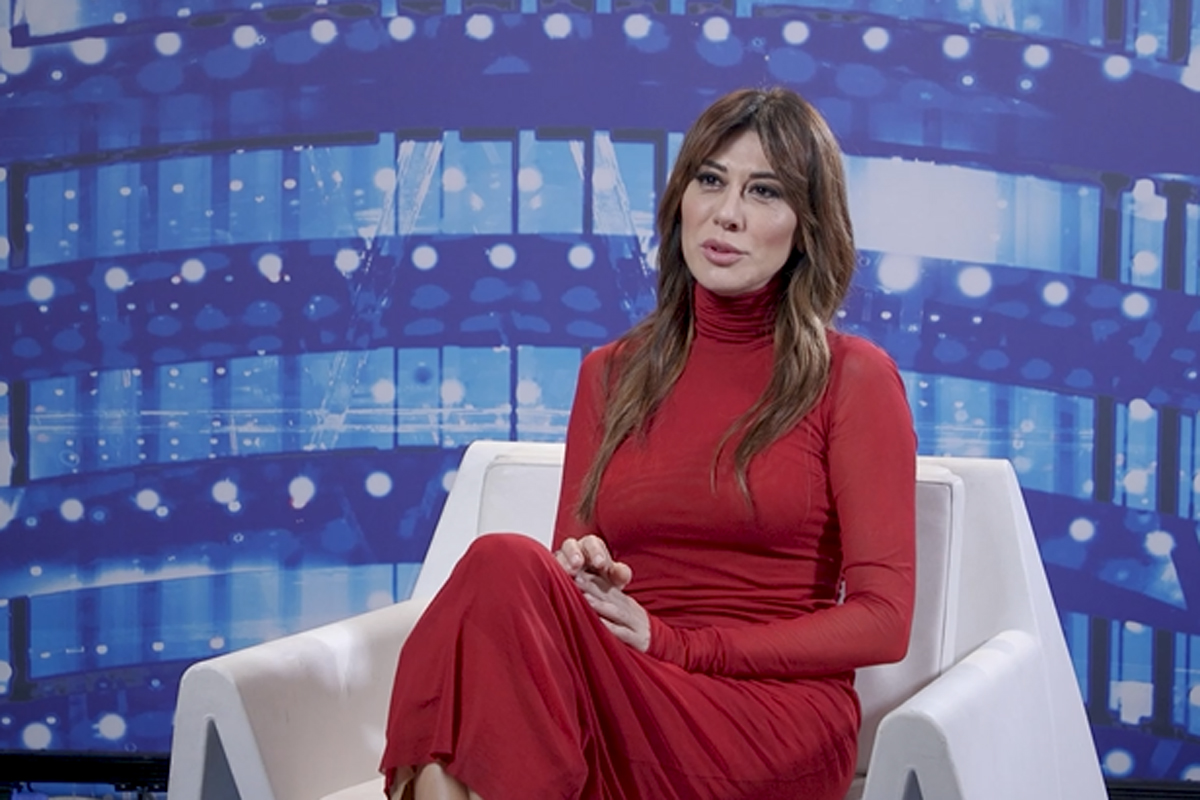 Affari in rete/ Virginia Raffaele litiga con le sue maschere: il monologo Affari in rete/ Virginia Raffaele litiga con le sue maschere: il monologo