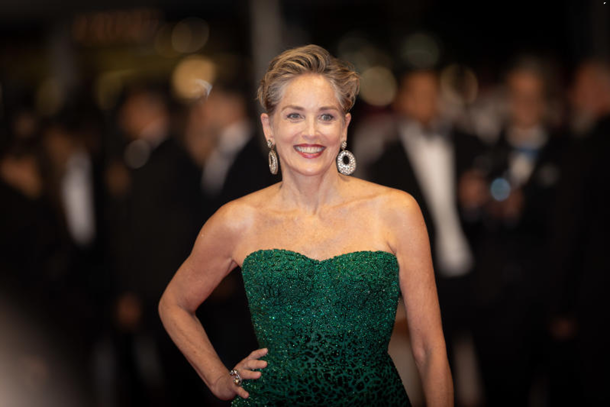 Sharon Stone sbarca su Tinder: “Non cerco sesso, ma amore. E uso il mio nome” Sharon Stone sbarca su Tinder: “Non cerco sesso, ma amore. E uso il mio nome”