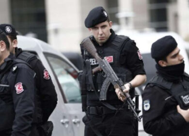 Turchia, attacco a una chiesa italiana a Istanbul: un morto. Caccia ai killer