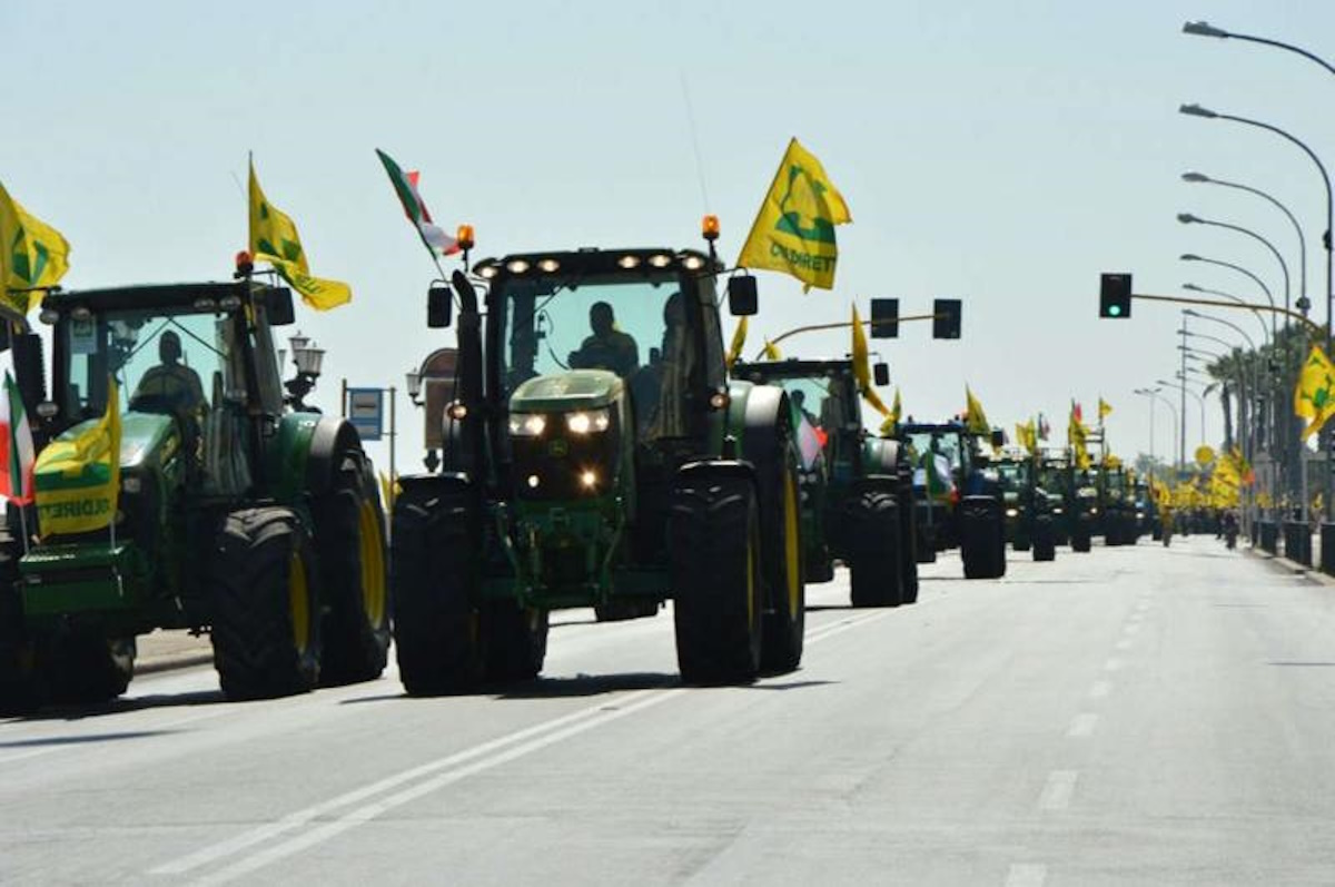 Trattori, la protesta invade l’Autostrada del Sole: “Pronti a entrare a Roma” Trattori, la protesta invade l’Autostrada del Sole: “Pronti a entrare a Roma”
