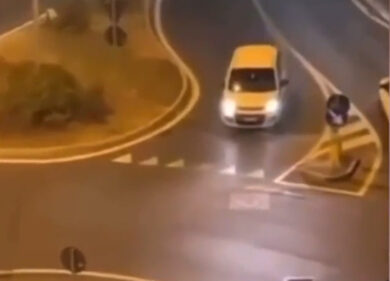 Tendono un nastro di traverso su strada: incidente evitato per poco. VIDEO