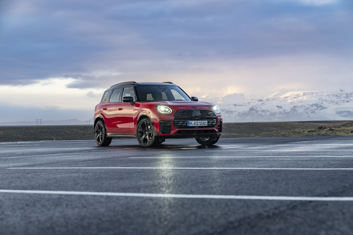 Nuova MINI Countryman S ALL4 in allestimento JCW sfida i ghiacci dell’Islanda Nuova MINI Countryman S ALL4 in allestimento JCW sfida i ghiacci dell’Islanda