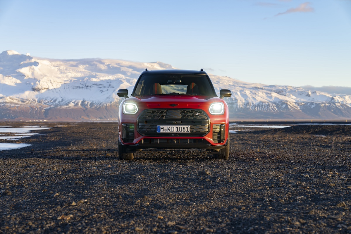 Nuova MINI Countryman S ALL4 in allestimento JCW sfida i ghiacci dell’Islanda Nuova MINI Countryman S ALL4 in allestimento JCW sfida i ghiacci dell’Islanda