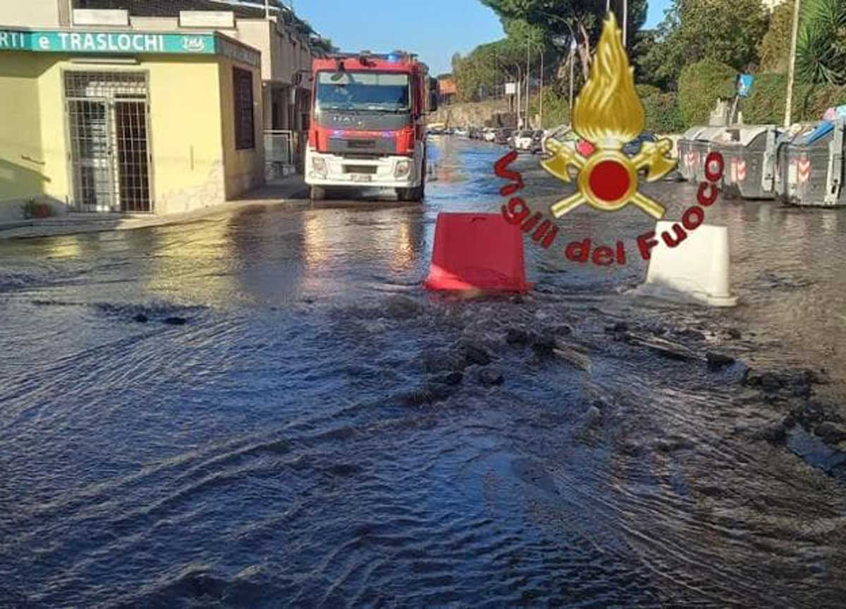 Si rompe la tubatura, fiume d’acqua invade Torre Maura: allagata via Silicella Si rompe la tubatura, fiume d’acqua invade Torre Maura: allagata via Silicella