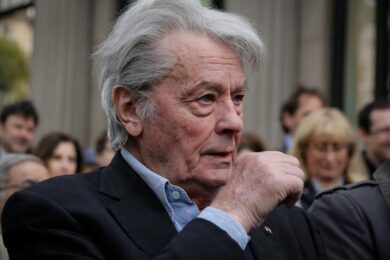 Alain Delon sotto tutela giudiziaria. Il tribunale allontana i figli