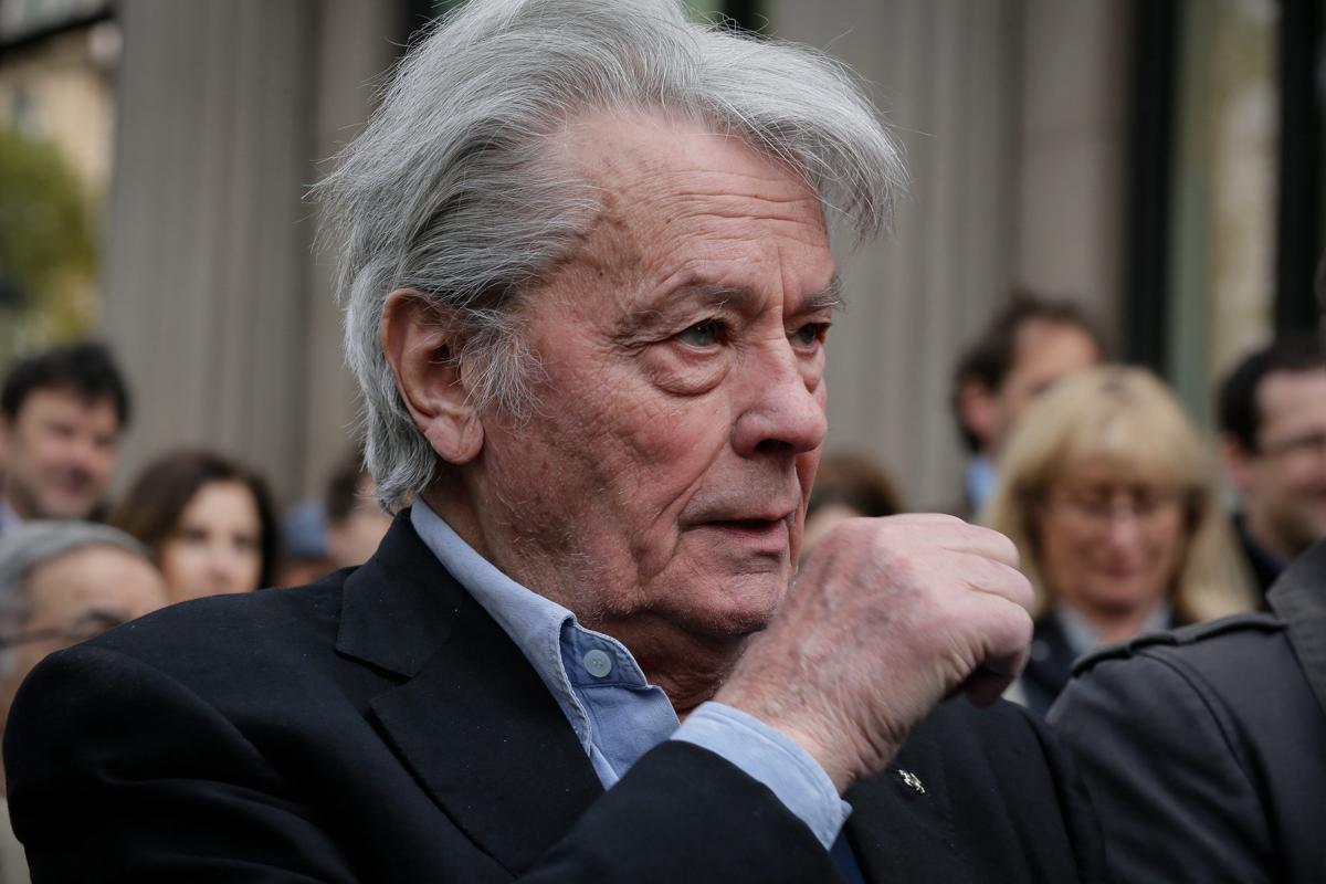 Alain Delon sotto tutela giudiziaria. Il tribunale allontana i figli Alain Delon sotto tutela giudiziaria. Il tribunale allontana i figli