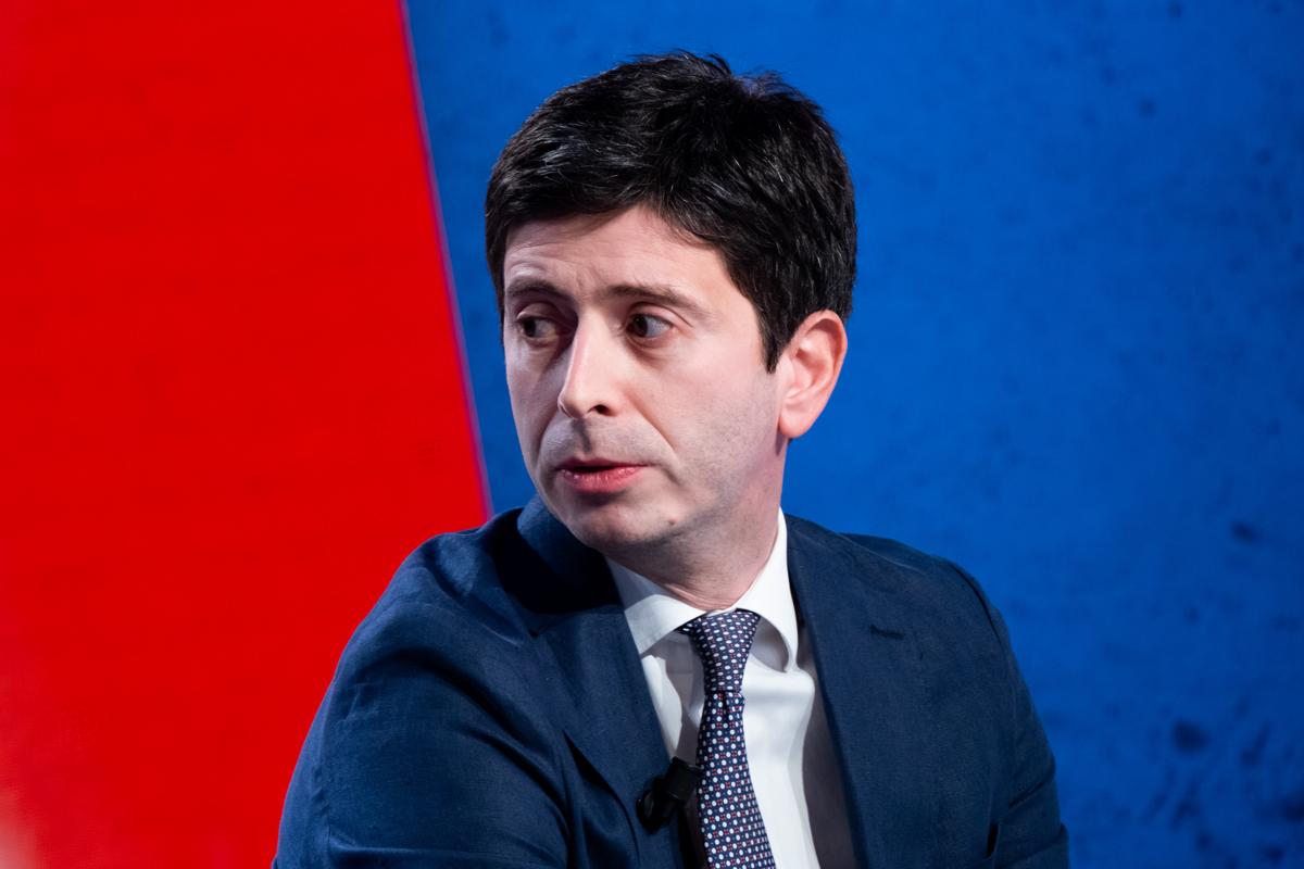 Speranza, il libro verità sul Covid un flop. Non compare neanche in classifica Speranza, il libro verità sul Covid un flop. Non compare neanche in classifica