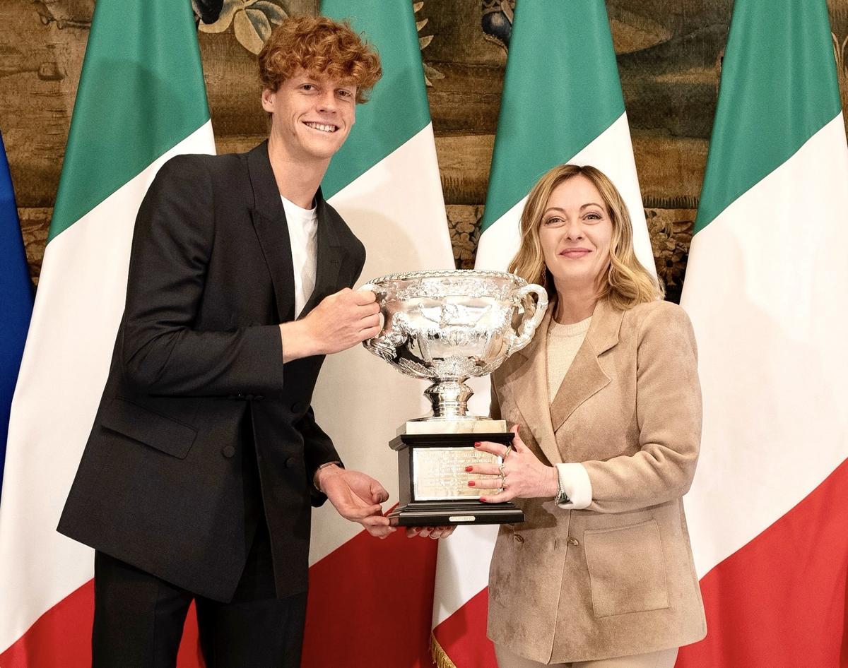 Sinner torna in Italia: il tennista a Palazzo Chigi incontra Giorgia Meloni Sinner torna in Italia: il tennista a Palazzo Chigi incontra Giorgia Meloni