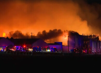 Enorme rogo in un allevamento di polli: “giorni per spegnerlo”. VIDEO