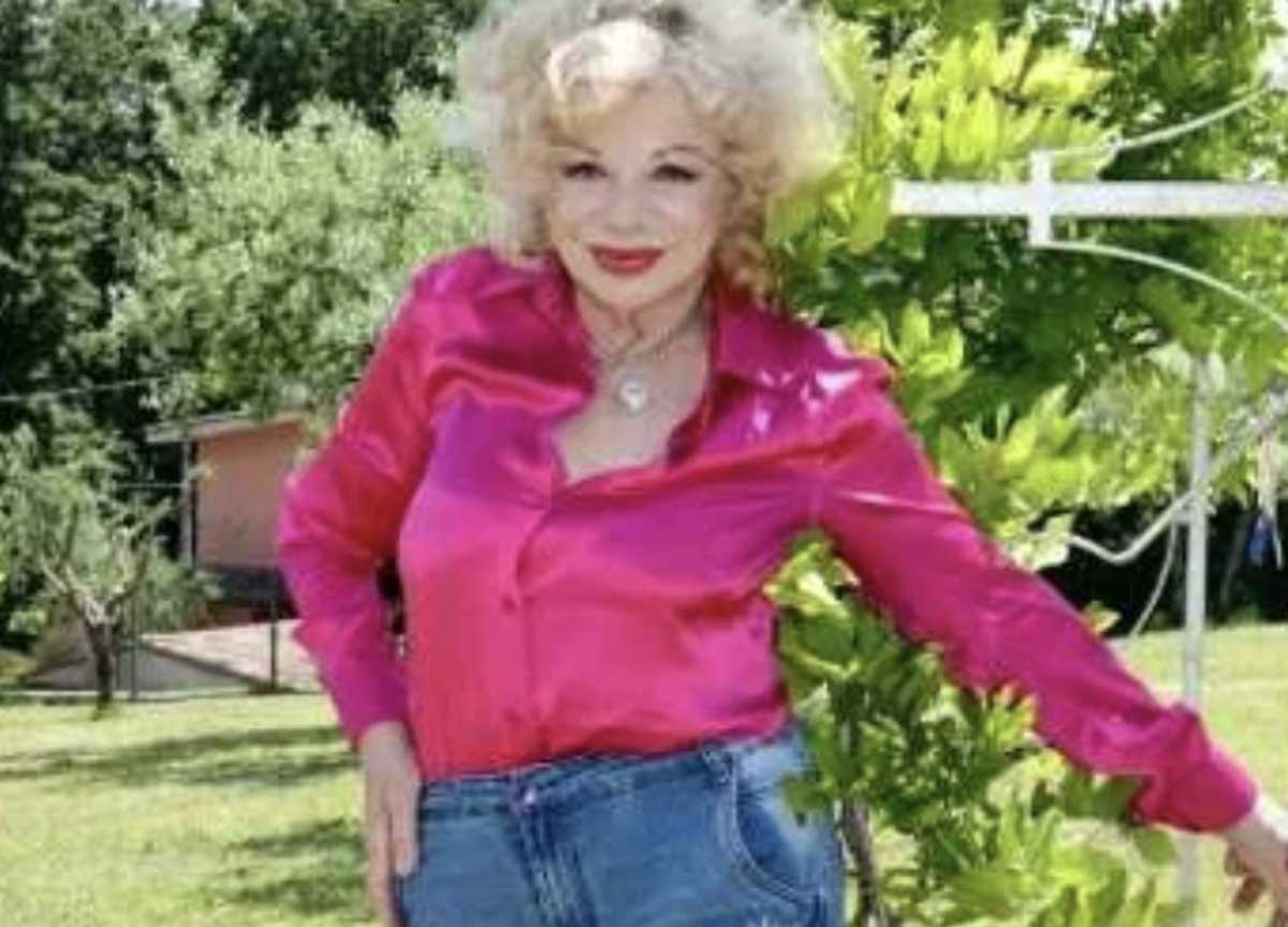 Sandra Milo, la camera ardente in Campidoglio: folla di romani a salutarla