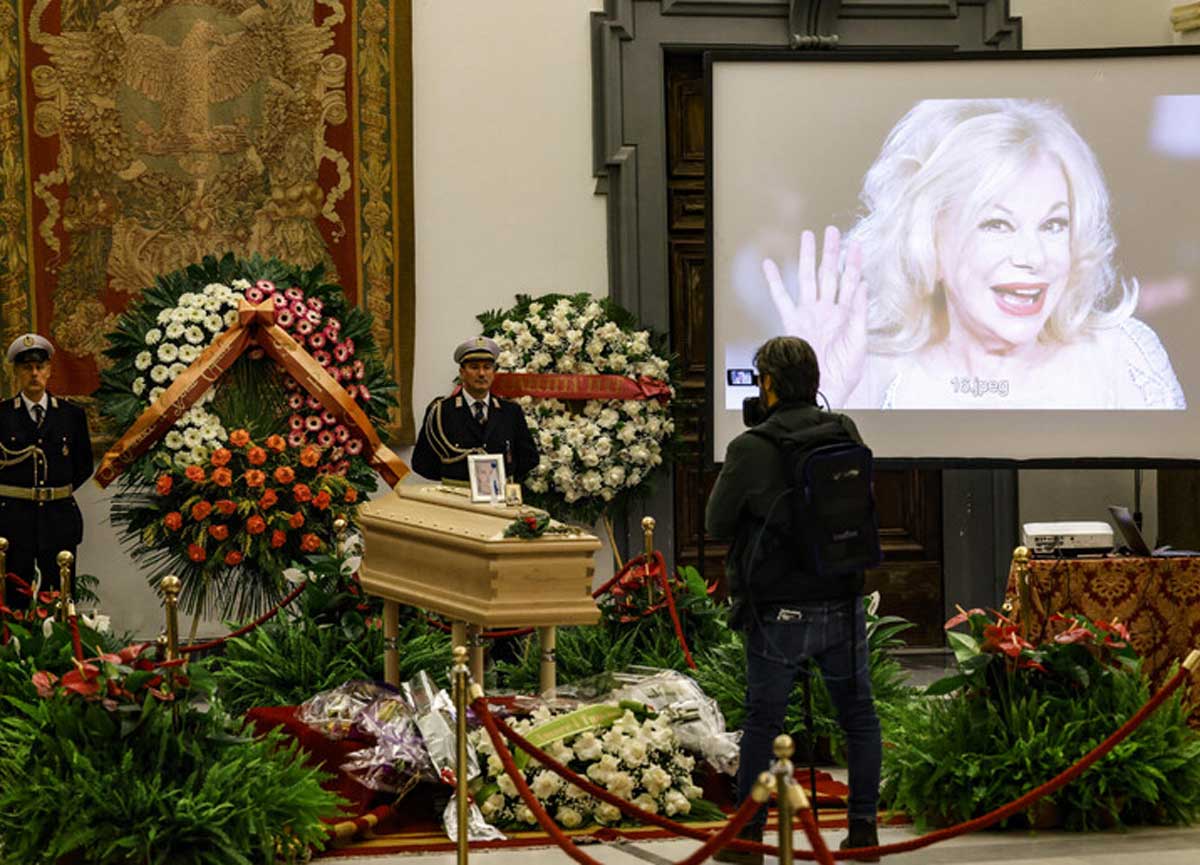 Sandra Milo, la camera ardente in Campidoglio: folla di romani a salutarla
