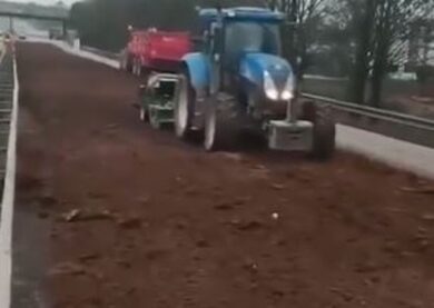 Protesta agricoltori, l’autostrada diventa un campo coltivabile. VIDEO