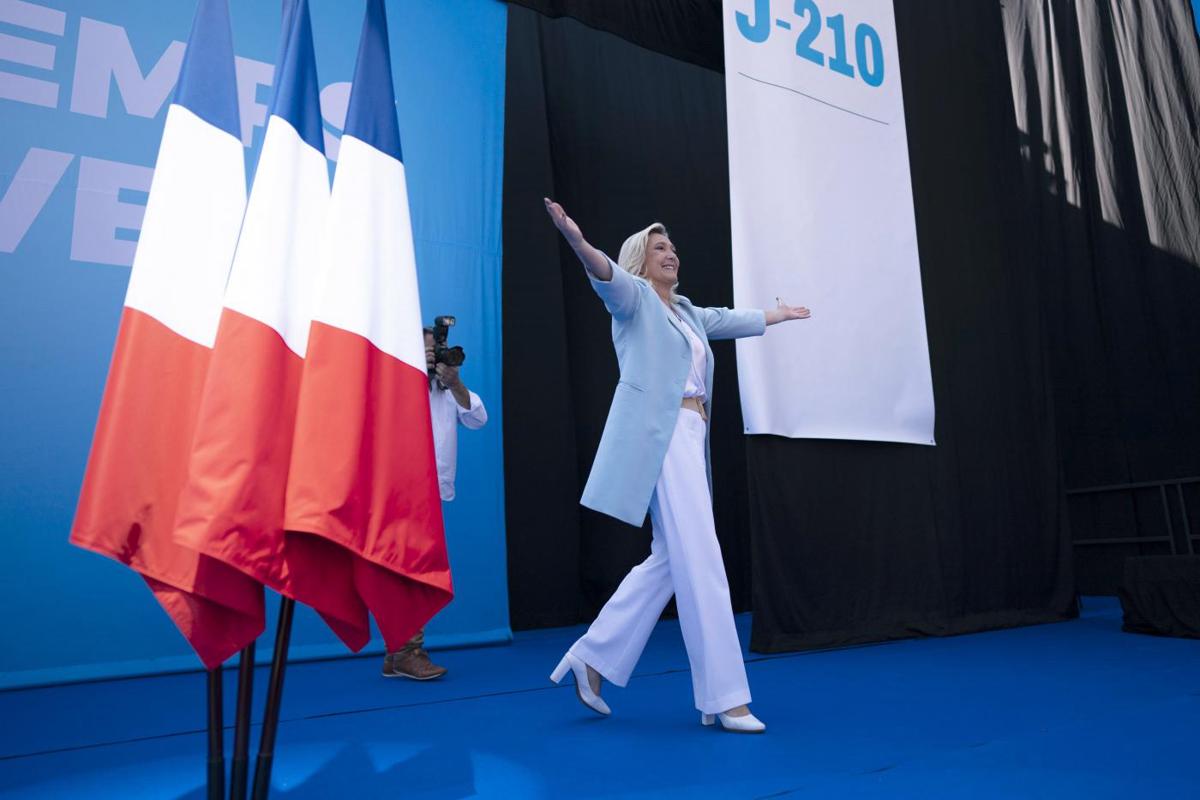 Francia, per la prima volta Le Pen in testa. I sondaggi affossano Macron Francia, per la prima volta Le Pen in testa. I sondaggi affossano Macron