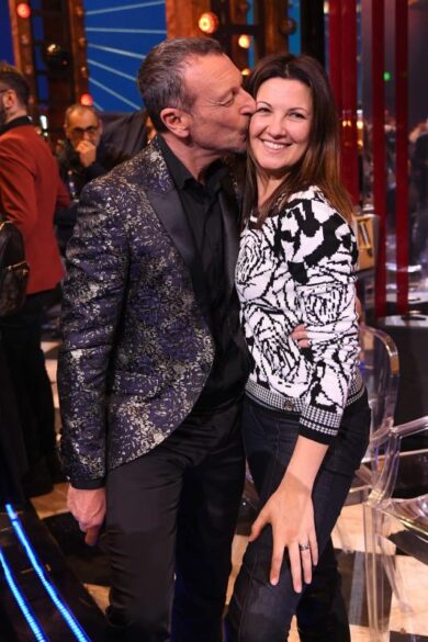 Amadeus, la moglie lo “segue” a Sanremo con Andrea Delogu e Silvia Boschero