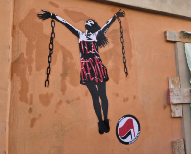 Roma, Ilaria Salis diventa murales fuori l’Ambasciata ungherese: “Resisti!”
