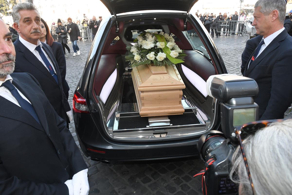 Sandra Milo, l’ultimo saluto a Roma: i funerali nella Chiesa degli artisti